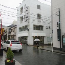 …元町を代表するパン屋さんの「ウチキパン」です