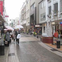 石畳の道、脇ののオブジェもお洒落です