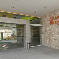 グランドベラホテルの玄関です
