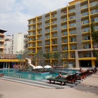 プールはもう一つのホテルと共有です