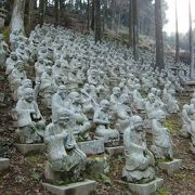 雷山の麓の寺院です