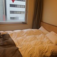 ダブルベッドが部屋の大部分を占めています。ＷｉＦｉもＯＫ．