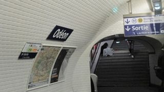 メトロ　オデオン駅　サンジェルマン地域のハブ