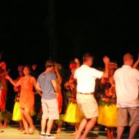 宿泊客も参加のルアウショー