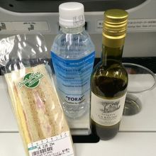 軽食のサンドイッチ。水もボトルで配られました！