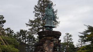 日本庭園の中にある銅像。