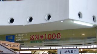 入ると団体さんも入れる広い客席です