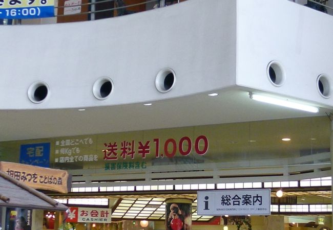 入ると団体さんも入れる広い客席です