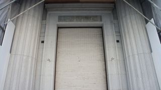 重厚な外観には、6本のイオニア式オーダー