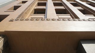 装飾タイルが特徴の外観を持つビル