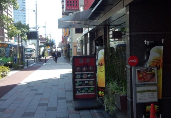 バス停前、駅の上