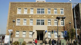 外壁のタイルが特徴的です