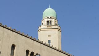 イスラム寺院を想わせる緑青色のドーム