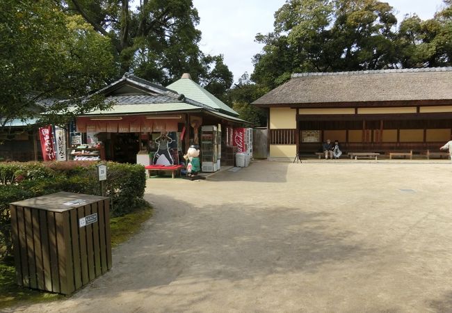 出るときのほうが目につく土産物屋