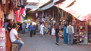 ジャマエルフナ広場周囲にスークが広がる！