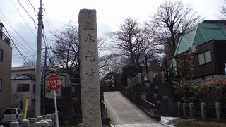 この一帯はすり鉢状の谷底で小規模の古い木造家屋があり長い歴史を感じま～す。