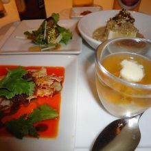 前菜4種盛り。白アスパラと上湯の冷たいスープ（手前右）も絶品