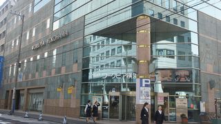 会議室とか宴会ホールとかを備えたビル