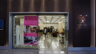 どこかの輸入家具屋さんがバーゲンセールをやっていました