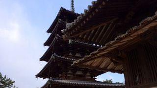 寒い風雪の舞う法隆寺