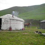 キルギス遊牧民のテント住居はユルタと呼ばれ、中では馬乳からのバターやチーズや馬乳酒が作られている
