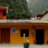 線路沿いに建っています