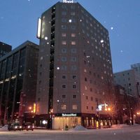 JR札幌駅前通りを3ブロック南下、東（左手）に3ブロック角