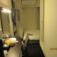 部屋は寝るだけの広さ、割り切っていれば良い。