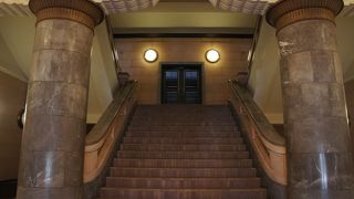 玄関を入ると当時の重厚な雰囲気を感じることができます