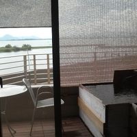 部屋からの客室露天と琵琶湖