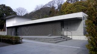 静かな水面が庭のように広がる建物