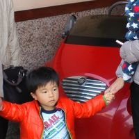 玄関のミニカーに乗り喜びました