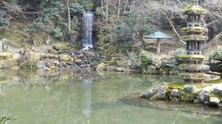 滝があり橋がかかる池