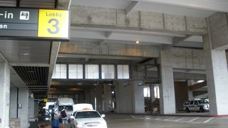 ハワイアン航空のゲートまでかなり歩きます