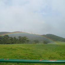 ハルラ山をバックに出現した虹