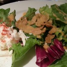 サラダも結構ボリューミー