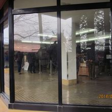 建物の外部から展示の一部