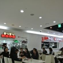 明るくて広い店内