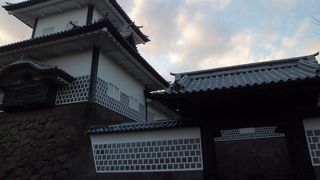 白壁が美しいスケールの大きな城です