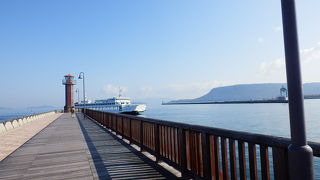 防波堤の先端には赤灯台