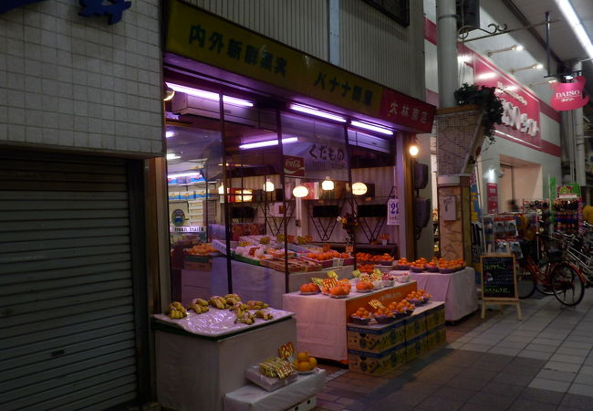 バナナ問屋の看板があるけど