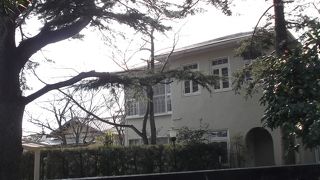 この路にこの洋館・・鎌倉景観楽しめます。