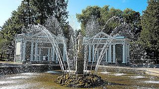 噴水の中心にイヴの像