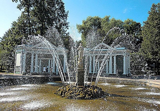 噴水の中心にイヴの像