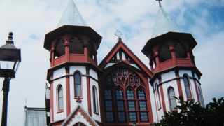 正面左右に高い尖塔が素晴らしい