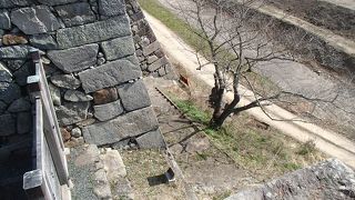 埋門跡です。埋門周辺の石垣には、篠山城内でも最も重要な門のようで、非常時には、土砂などで埋めて塞ぎ、侵入を防ぐことを目的として造られた門との事です。