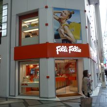 オレンジの外観が目を引きます