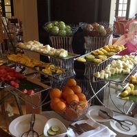ブッフェの朝食はフルーツ盛りだくさん