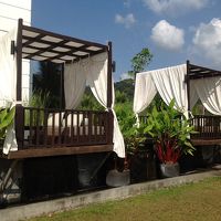 プールの見えるテラス席での朝食は雰囲気あり