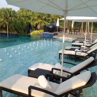 デッキチェアのすぐ近くにジャグジーが